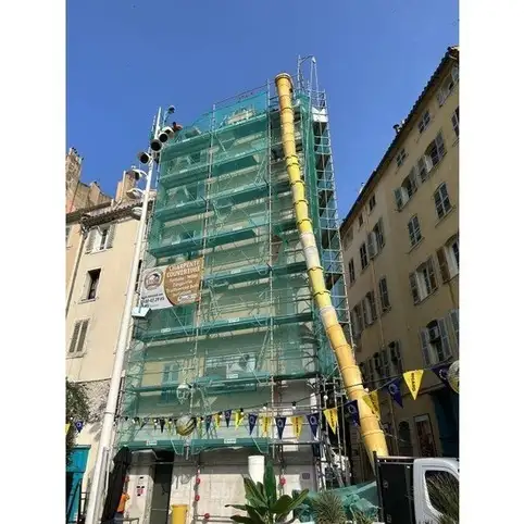 Entreprise de couvreur pour la rnovation de la toiture d'un immeuble en pril