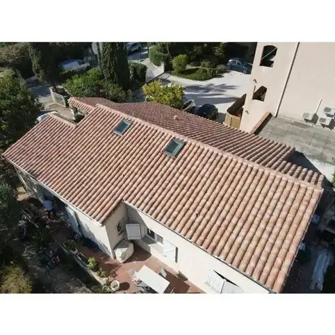 Spcialiste pour rparer une toiture suite  une infiltration d'eau  la Seyne sur mer var 83