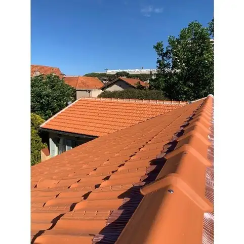 couvreur pour la rfection d'une toiture en tuile plates de marseille  Bandol var 83
