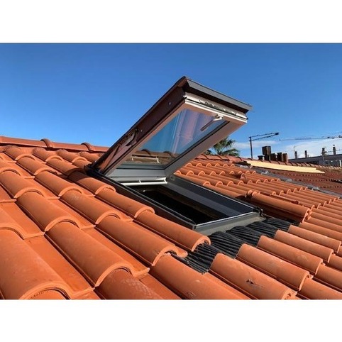 COUVREUR POUR DEVIS D'INSTALLATION D'UN VELUX SUR TOITURE EN TUILES ROMANES A LA SEYNE SUR MER VAR 83