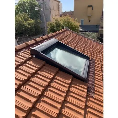 INSTALLATION DE FENETRE DE TOIT AVEC VOLET ELECTRIQUE SUR TOITURE EN TUILES PLATES DE MARSEILLE DANS LES BOUCHES-DU-RHONE 13