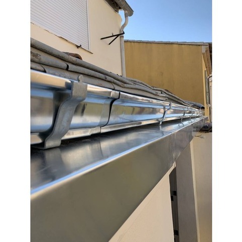 Changement d'une gouttire moulur en zinc sur corniche  Bandol dans le var 83