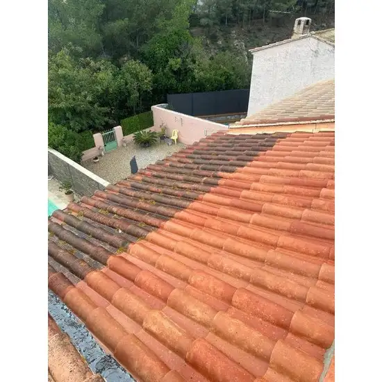 Les étapes clés du traitement de tuiles : Comment redonner vie à votre toit à Sixfours les plages
