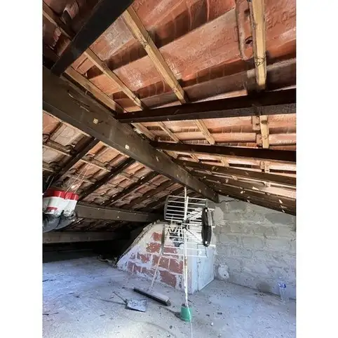 Service de traitement des bois dans les combles perdus dune maison  Sanary sur mer dans le var 83