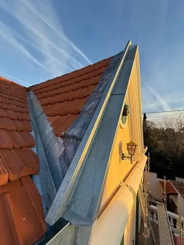 Sublimez votre toiture  Toulon avec une corniche en zinc sur-mesure