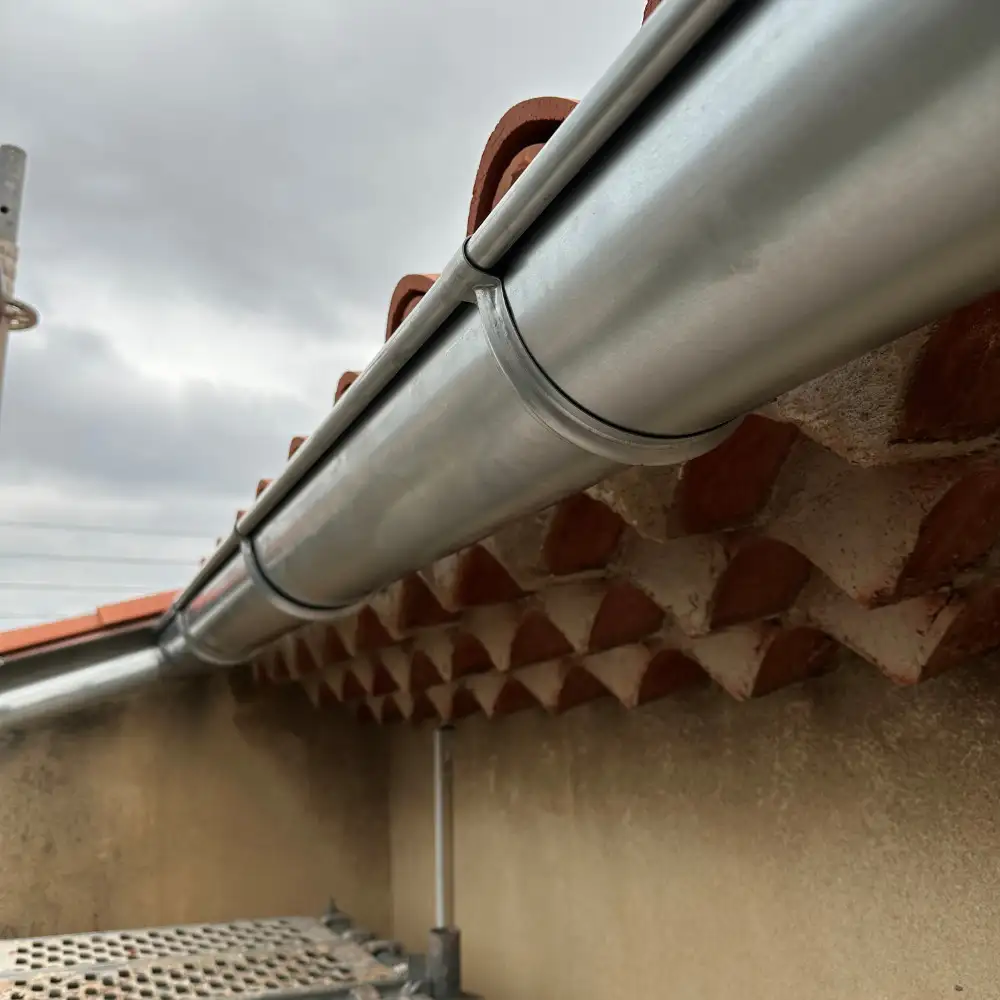 Gouttières en zinc à Toulon : une finition esthétique et durable pour votre toit