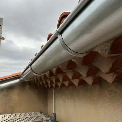 Gouttires en zinc  Toulon : une finition esthtique et durable pour votre toit