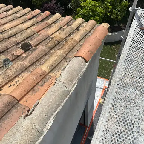 Rparation de rive  Bandol : un geste essentiel pour protger votre toiture
