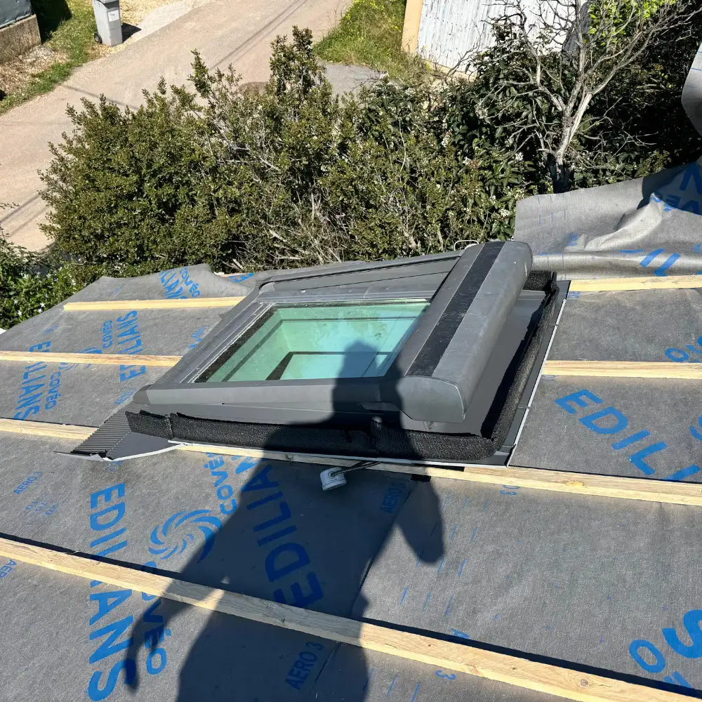 Cr�ation de fen�tre de toit Velux � Toulon : �clairer, ventiler et prot�ger 