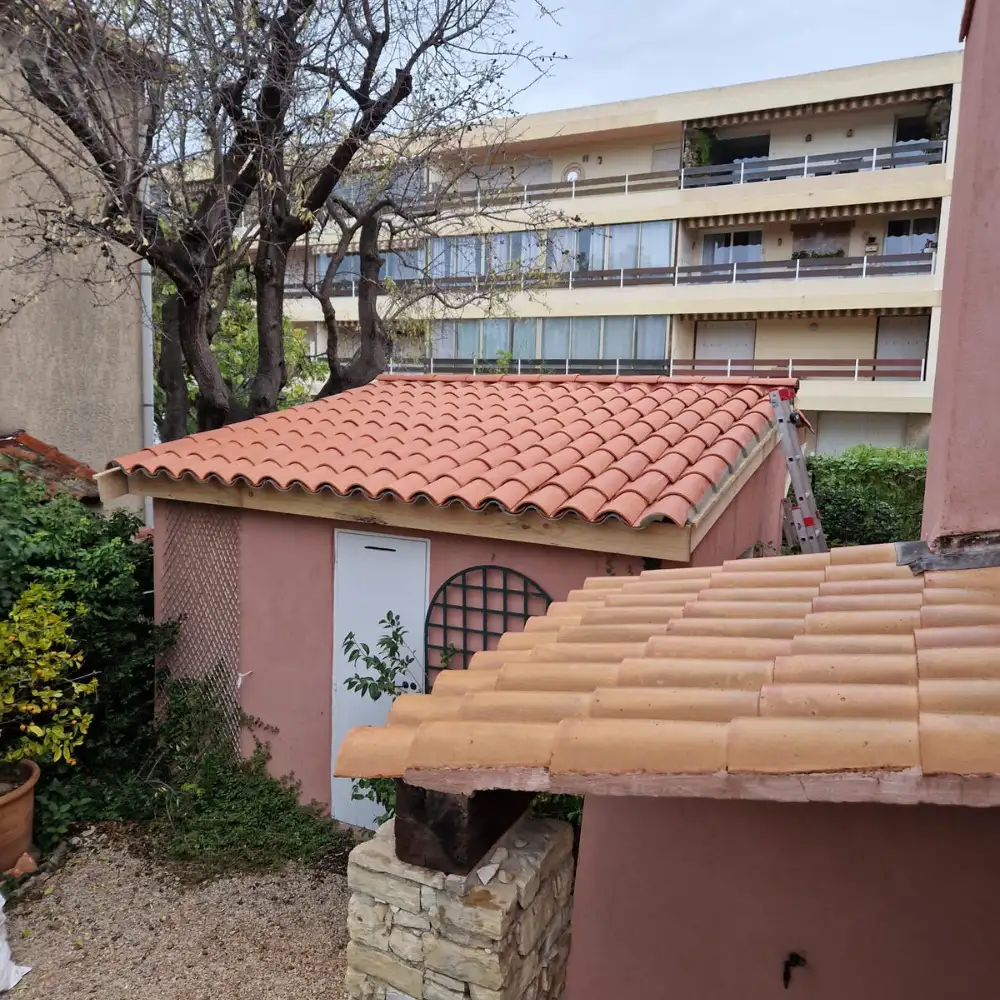 R�fection d�un petit toit avec rallongement de charpente � Toulon