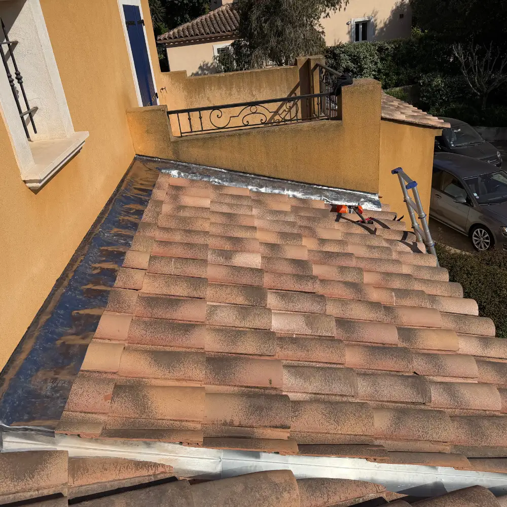R�paration d'un solin en plomb et d'un couloir d'eau en zinc � Toulon