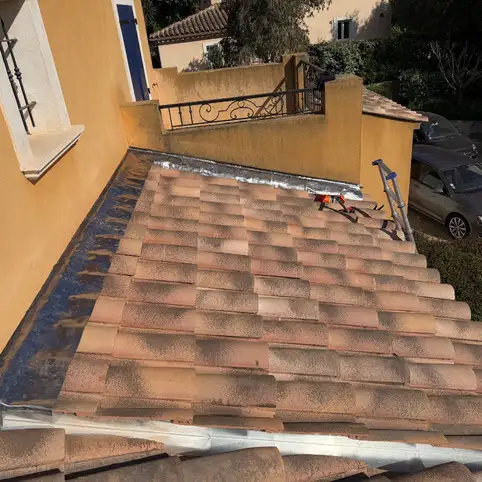 R�paration d'un solin en plomb et d'un couloir d'eau en zinc � Toulon