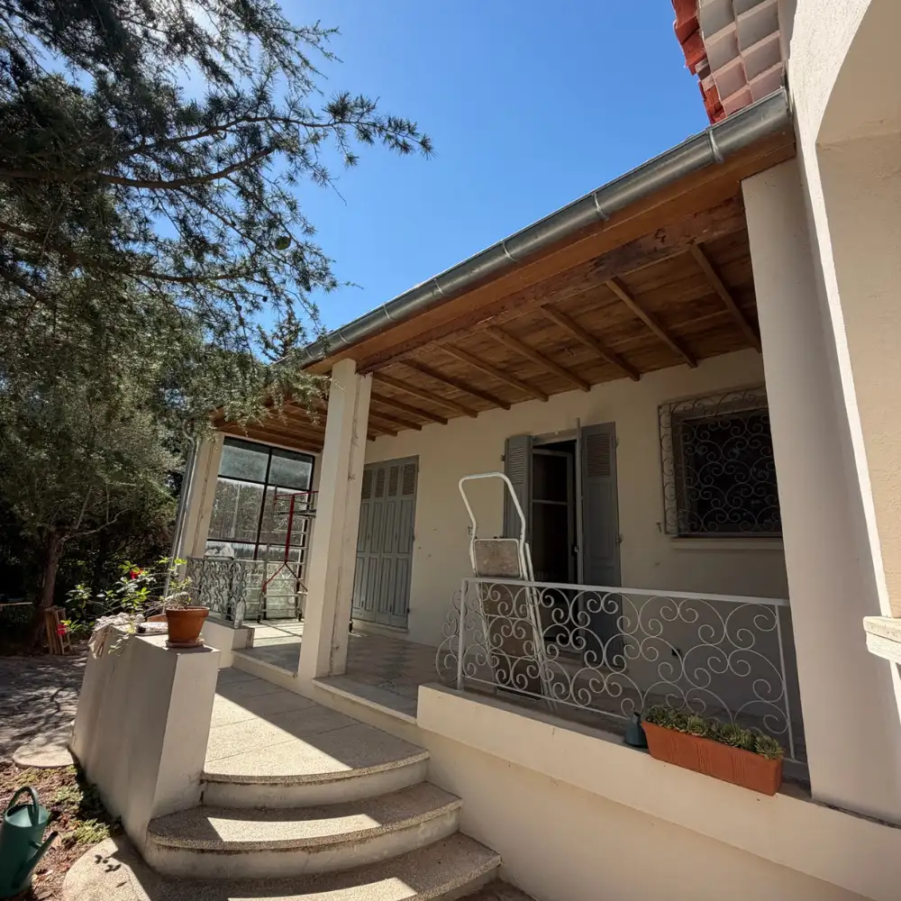 Plafond en bois pour l�avanc�e de toiture � Toulon